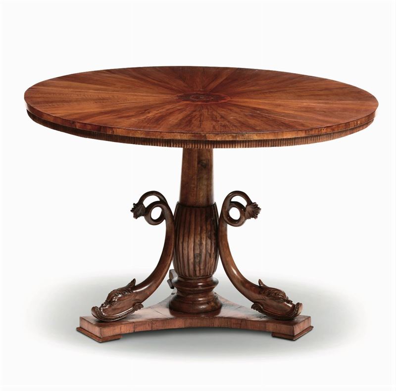 Tavolo circolare in legno intagliato e impiallacciato, XIX secolo  - Asta Antiquariato - Cambi Casa d'Aste