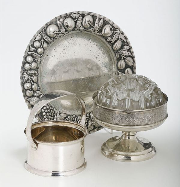 Lotto composto da secchiello, piatto e portafiori in argento e vetro