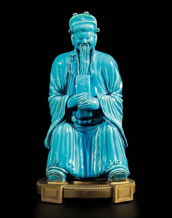 Figura di saggio seduto in porcellana a smalto turchese su base in bronzo dorato, Cina, Dinastia Qing, epoca Kangxi (1662-1722)