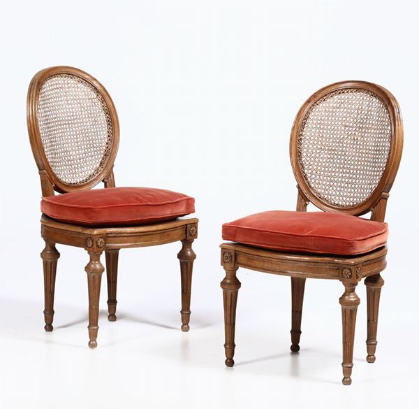 Coppia di sedie Luigi XIV in noce, XVIII secolo