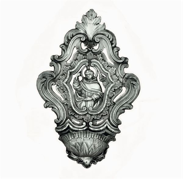 Acquasantiera in argento sbalzato e cesellato, Genova, XVIII secolo. Bollo della Torretta senza datario.