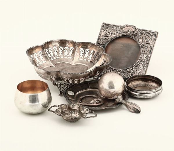 Lotto composto da oggetti in argento e metallo. XX secolo