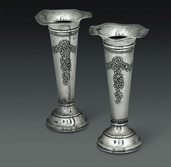 Coppia di vasi in argento fuso, sbalzato e cesellato. Inghilterra, bolli di Birmingham per l'anno 1912 e dell'argentiere (non identificato)