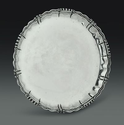 Alzata in Argento Fuso e Cesellato. Manifattura Artistica Italiana del XX Secolo.