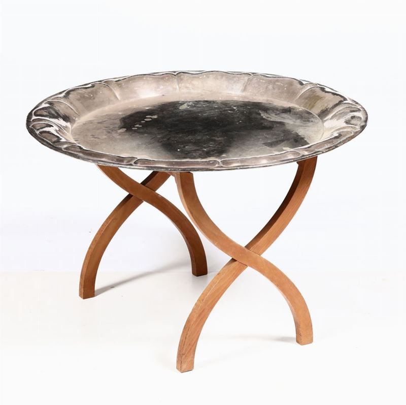 Tavolino in legno con piano in metallo argentato, XX secolo  - Asta Arredi, Dipinti e Oggetti d'Arte - Cambi Casa d'Aste