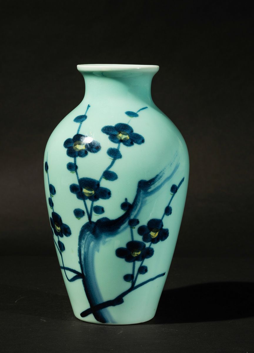Vaso in Porcellana a Smalti Policromi con Decoro di Rami in Fiore sui Toni del Blu, Giappone, XX ...