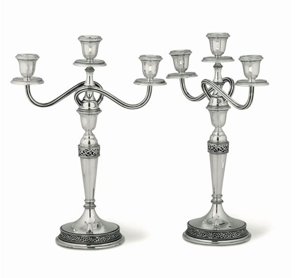 Coppia di candelabri a tre fiamme in argento fuso. Argentiere A.Cesa, Alessandria, seconda metÃ  XX secolo