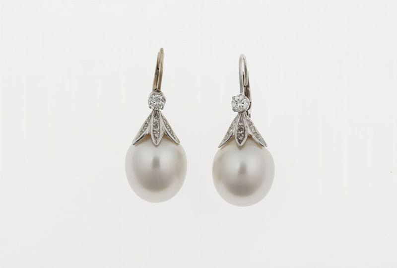 Orecchini pendenti con perle Australia e piccoli diamanti  - Asta Fine Jewels - Cambi Casa d'Aste