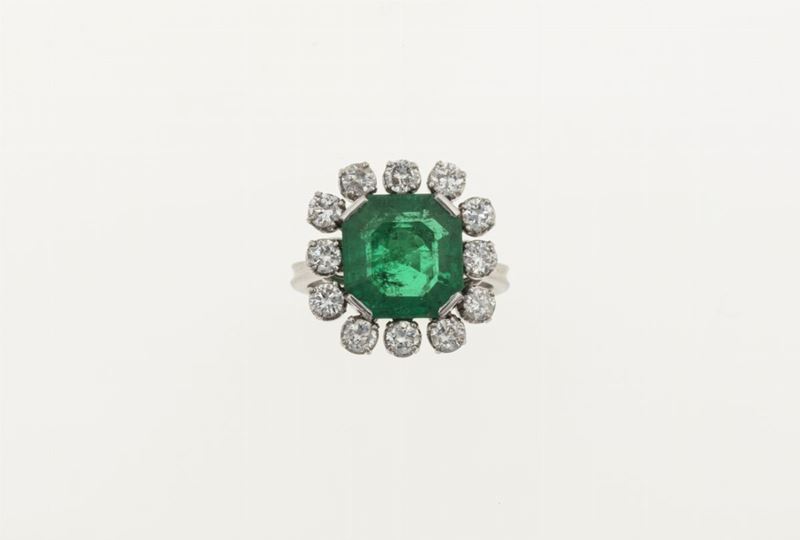 Colombian emerald and diamond cluster ring. Gemmological Report R.A.G. Torino  - Auction Fine Jewels  - Cambi Casa d'Aste