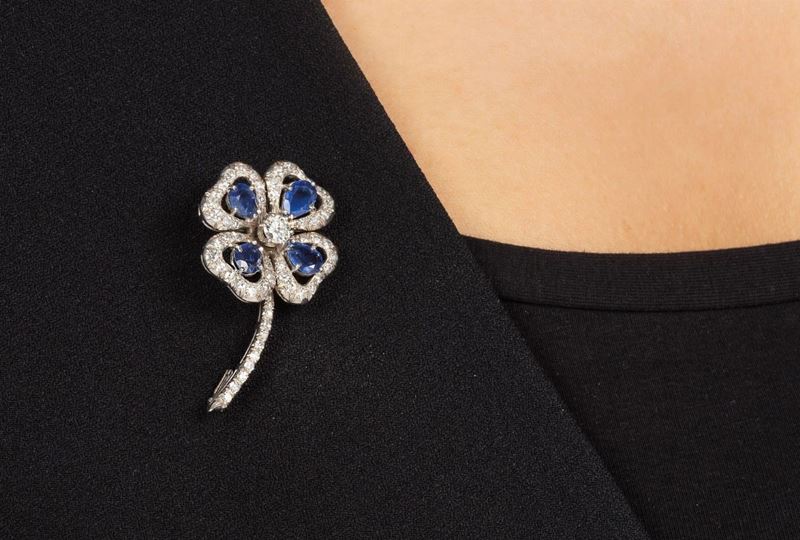 Spilla “quadrifoglio” con zaffiri Sri Lanka e diamanti  - Asta Fine Jewels - Cambi Casa d'Aste