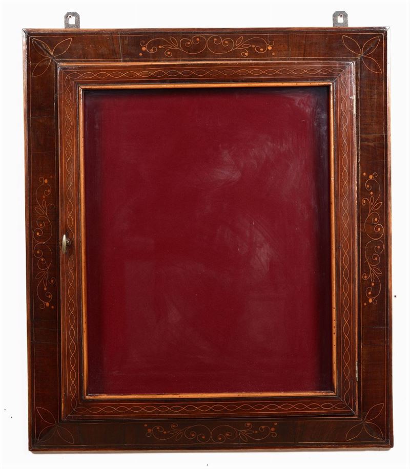 Teca in legno filettato e vetro, XIX-XX secolo  - Asta Arredi, Dipinti e Oggetti d'Arte - Cambi Casa d'Aste