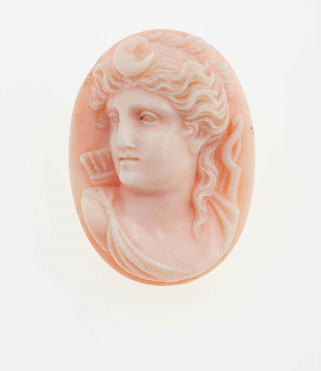 Due Cammei Raffiguranti la Dea Diana e Medusa, uno in Corallo Rosa Chiaro ed uno in Corallo Rosa ...