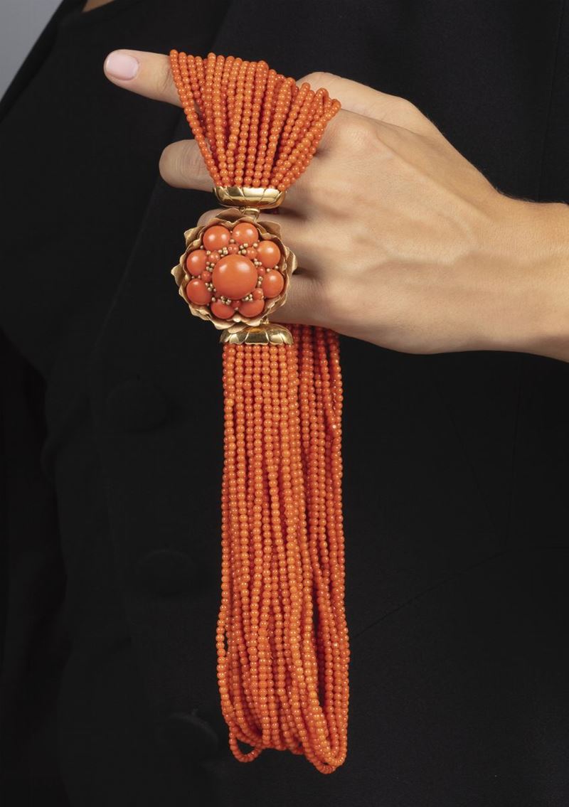 Collana in corallo aranciato 30 fili e fermezza a forma di fiore  - Asta Fine Coral Jewels - II - Cambi Casa d'Aste