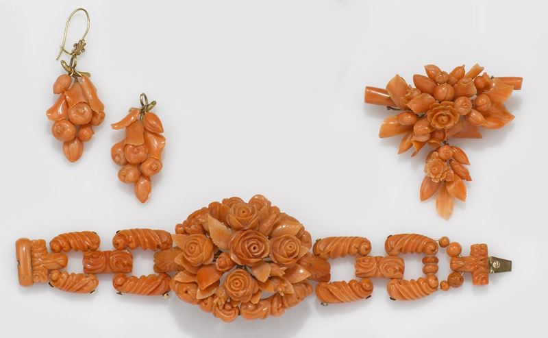 Parure composta da bracciale, spilla ed orecchini in corallo aranciato  - Asta Gioielli e Coralli | Asta a Tempo - Cambi Casa d'Aste