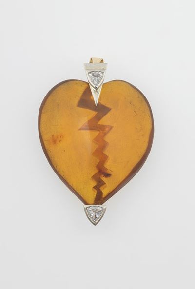 Pendente in ambra con diamanti, montatura in oro giallo 750/1000