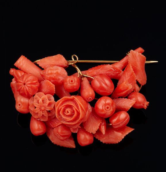 Spilla a soggetto floreale in corallo  - Auction Jewels and Corals | Time Auction - Cambi Casa d'Aste