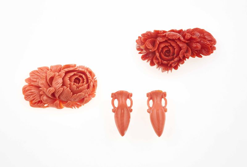 Lotto composto da due piccole anfore in corallo e due cammei in corallo a soggetto floreale  - Auction Fine Coral Jewels - II - Cambi Casa d'Aste