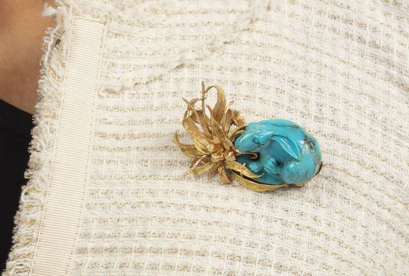 Carved turquoise and gold brooch  - Auction Summer Jewels | Cambi Time - Cambi Casa d'Aste