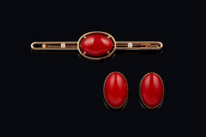 Demi-parure composta da una spilla ed un paio di orecchini con coralli e diamanti  - Auction Fine Coral Jewels - II - Cambi Casa d'Aste