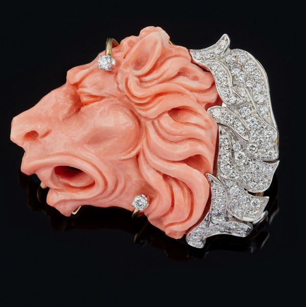 Spilla “leone” con corallo rosa inciso e diamanti