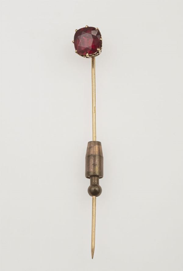 Spinel and gold tie pin