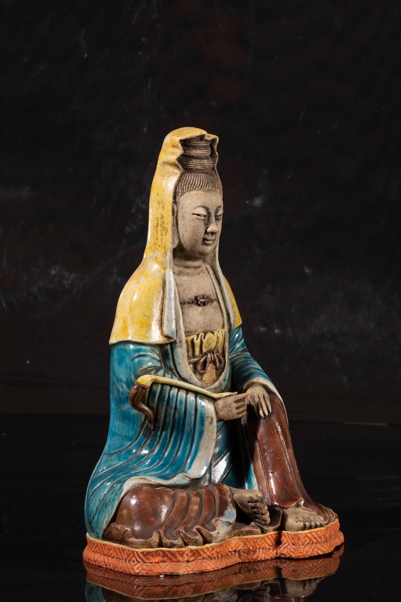 Figura di Guanyin con Strumento Rituale Seduta in Porcellana a Smalti Policromi, Cina, XX Secolo