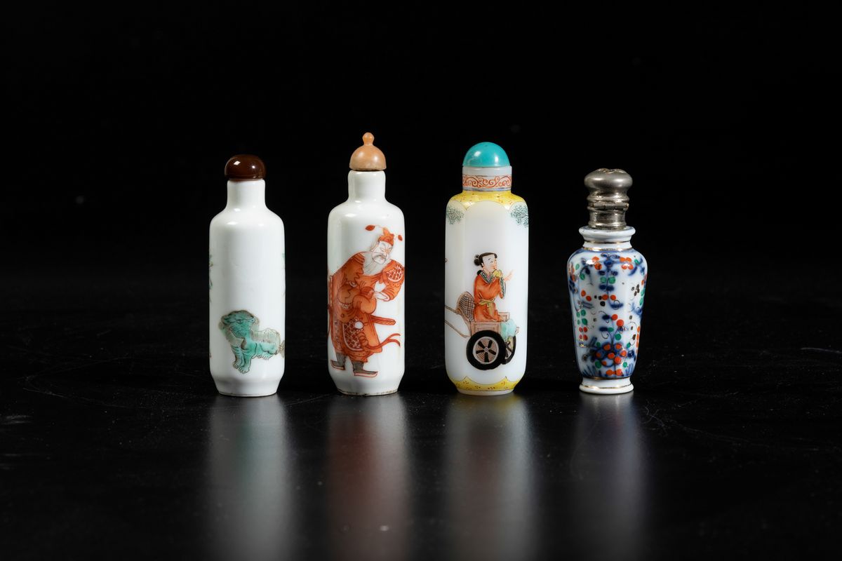 Collezione di Diciannove Snuff Bottles in Materiali Diversi, Cina, XIX-XX Secolo