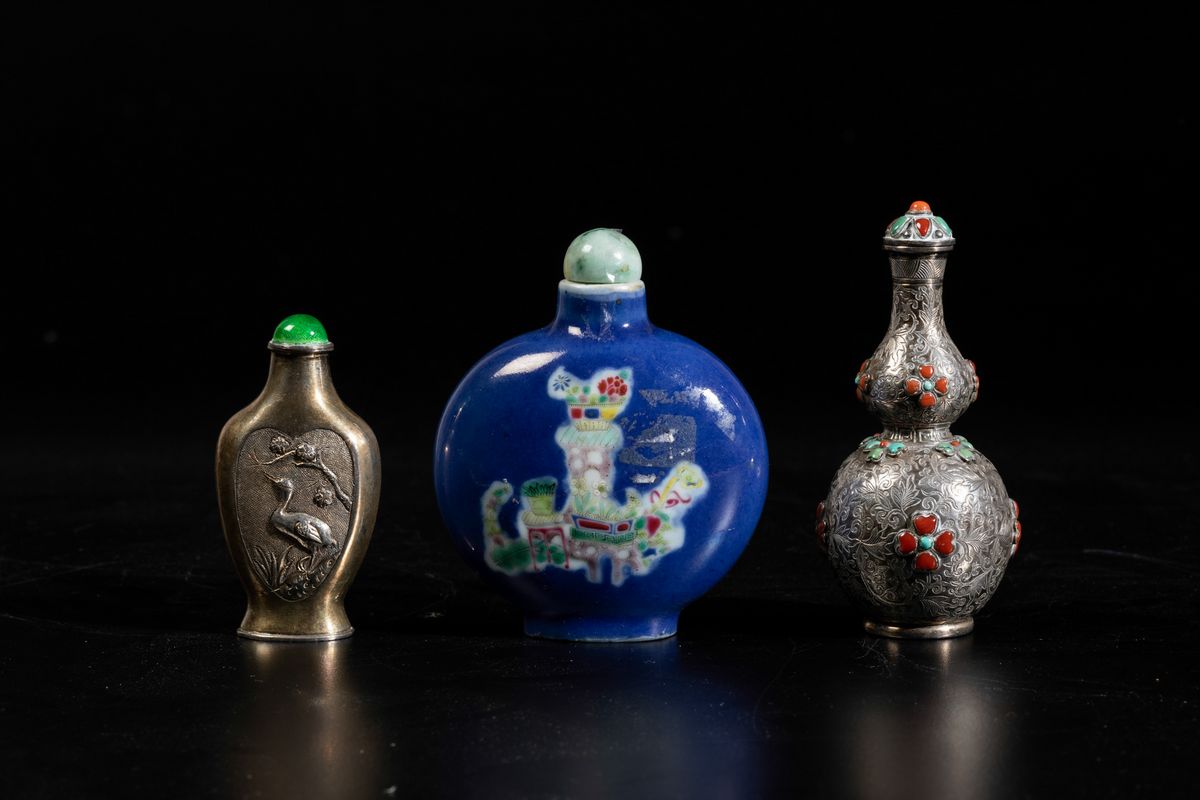 Collezione di Diciannove Snuff Bottles in Materiali Diversi, Cina, XIX-XX Secolo