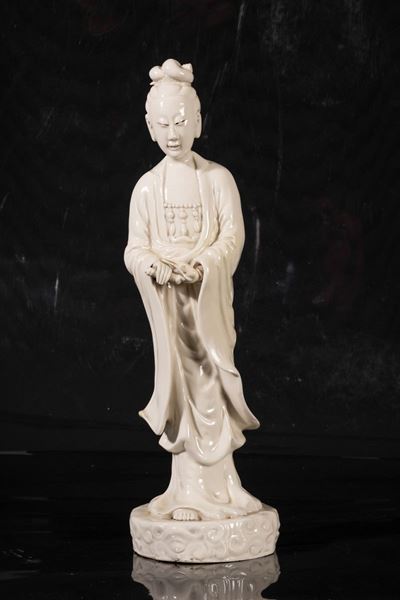 Figura di Guanyin Eretta con Scroll in Porcellana Blanc De Chine, Cina, XIX Secolo