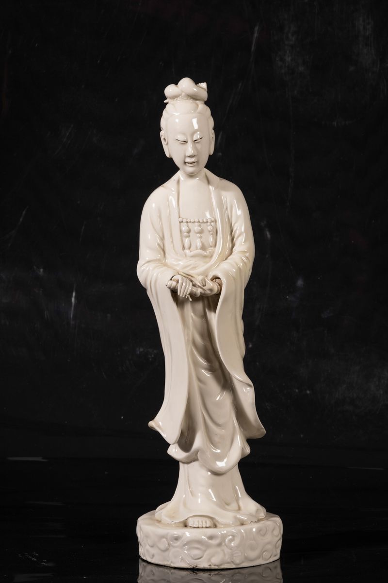 Figura di Guanyin Eretta con Scroll in Porcellana Blanc De Chine, Cina, XIX Secolo