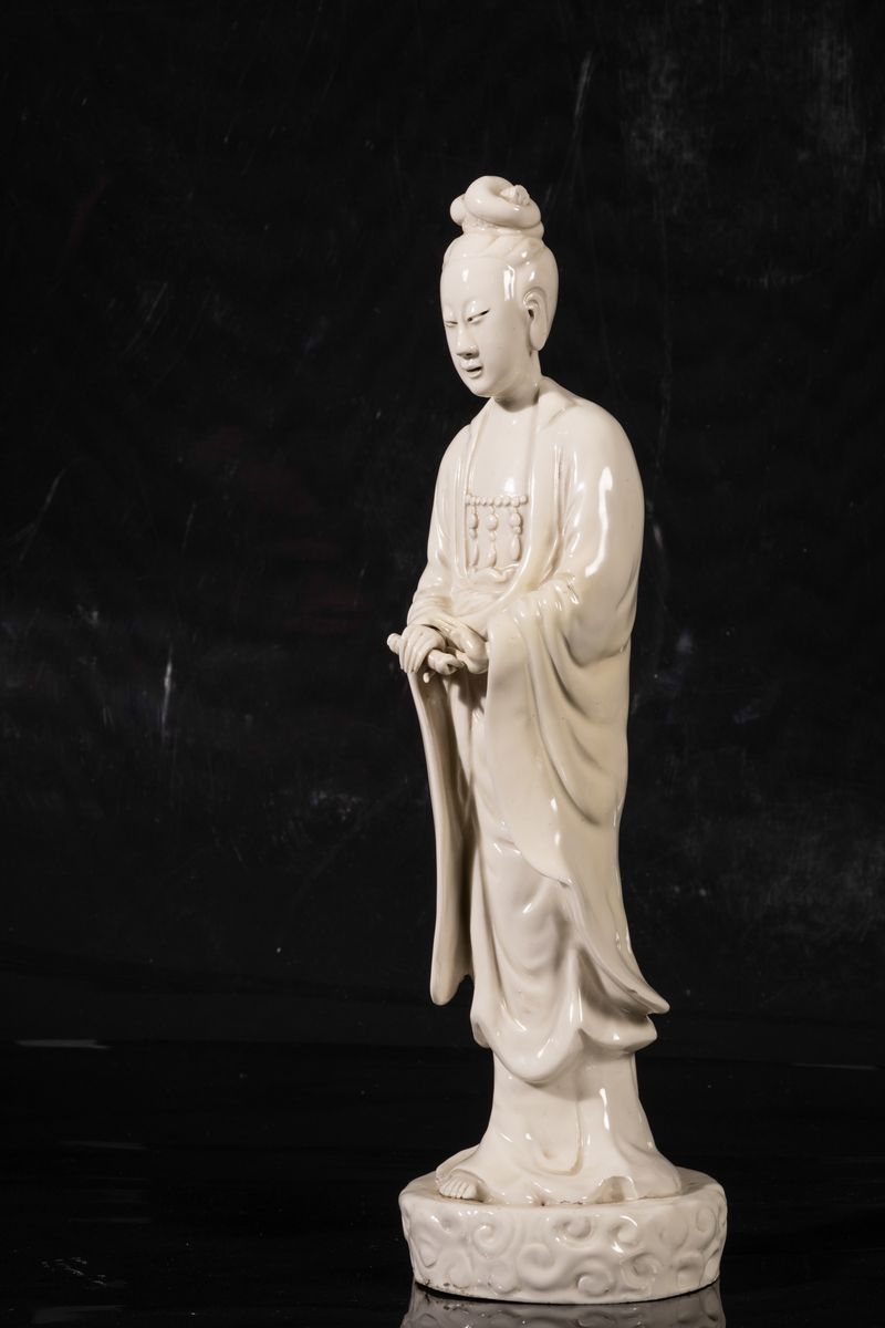 Figura di Guanyin Eretta con Scroll in Porcellana Blanc De Chine, Cina, XIX Secolo