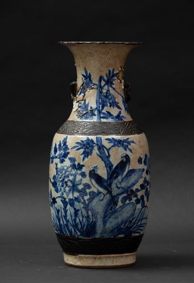 Vaso in Porcellana Craquelã© con Decoro Bianco e Blu a Soggetto Naturalistico, Cina, Dinastia Qin...