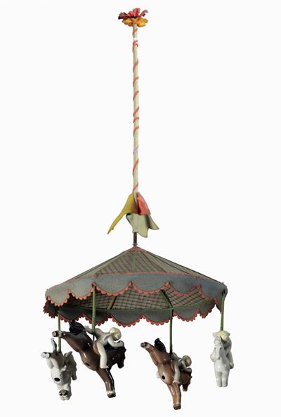 Lenci, Lampadario a giostra in pannolenci con putti alati a cavallo e elementi in ceramica a cola...