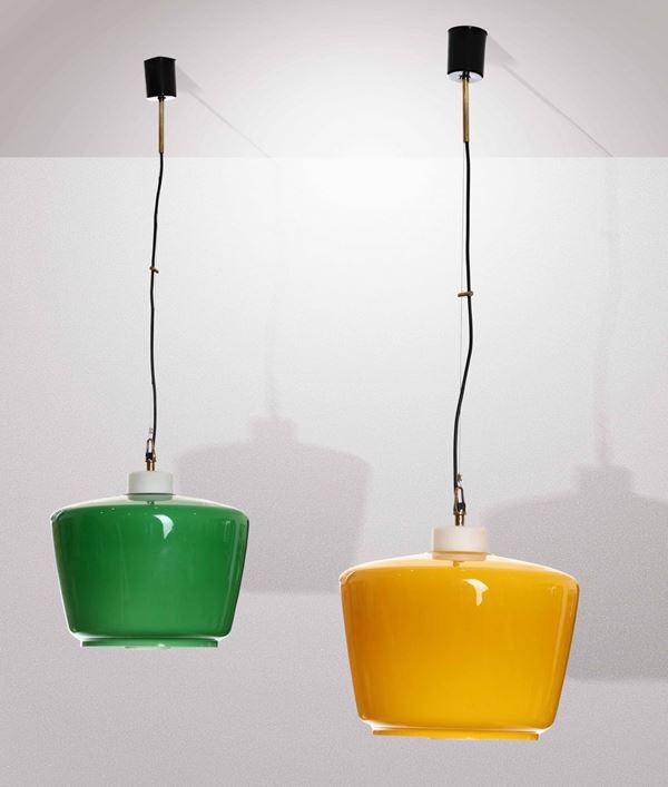 Due lampade a sospensione con struttura in metallo e diffusore in vetro di Murano.