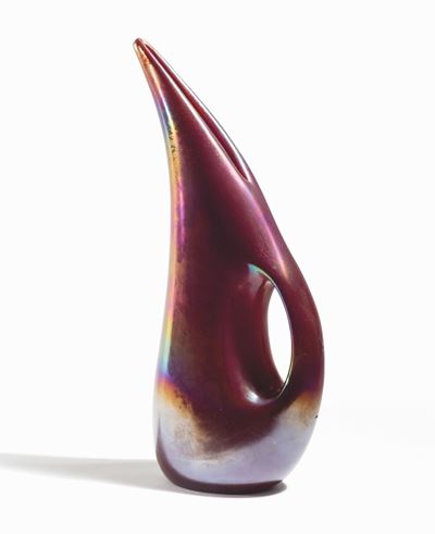 Giorgio Ferro (1931), Vaso AVEM in vetro rosso iridato, serie Anse volanti (Murano, 1952 circa)