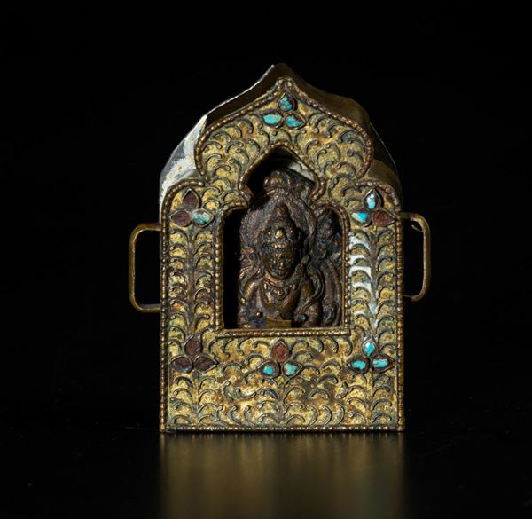 Ghau in metallo dorato con decoro a rilievo e innesti di turchese, Tibet, XIX secolo