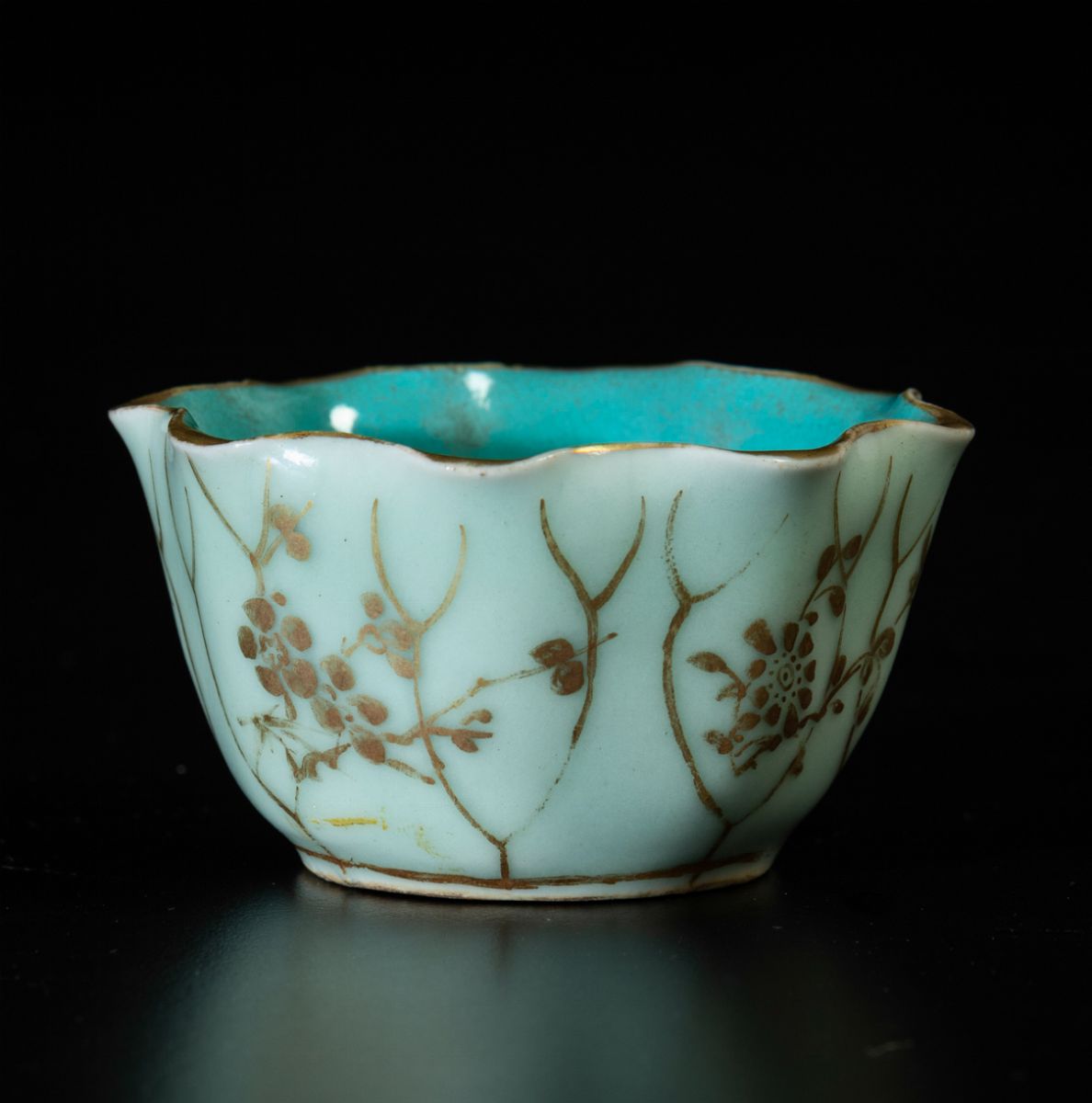 Piccola Ciotola in Porcellana Celadon con Decori Floreali sui Toni Dell'oro, Cina, XIX Secolo