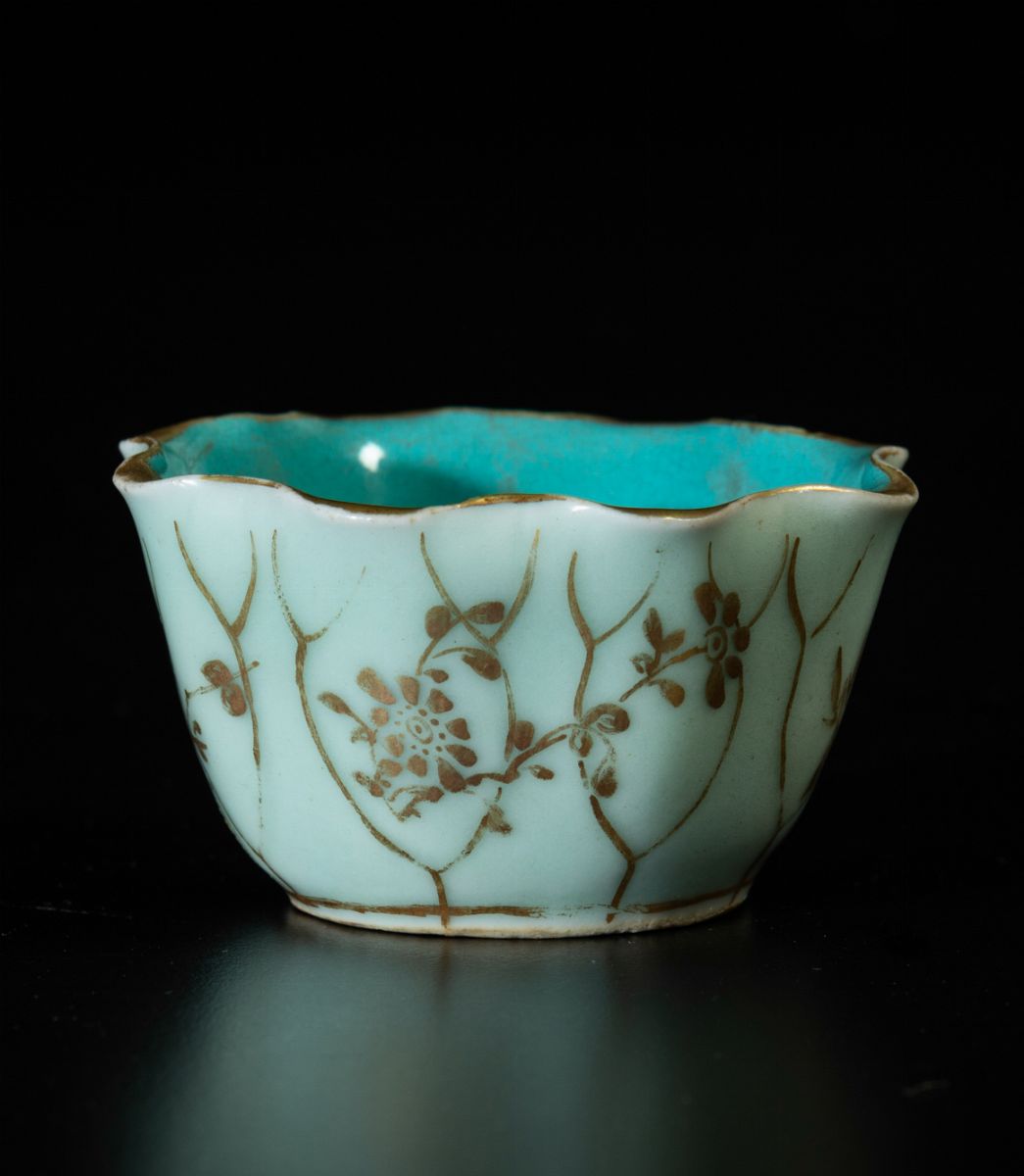 Piccola Ciotola in Porcellana Celadon con Decori Floreali sui Toni Dell'oro, Cina, XIX Secolo