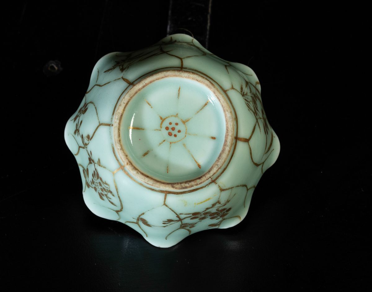 Piccola Ciotola in Porcellana Celadon con Decori Floreali sui Toni Dell'oro, Cina, XIX Secolo