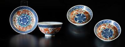 Coppia di Piccole Ciotole e Piccola Tazza con Piattino in Porcellana a Smalti Policromi con Figur...