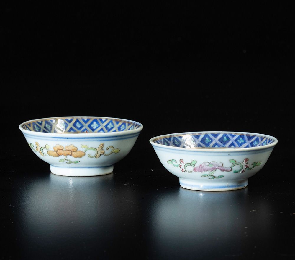 Coppia di Piccole Ciotole e Piccola Tazza con Piattino in Porcellana a Smalti Policromi con Figur...