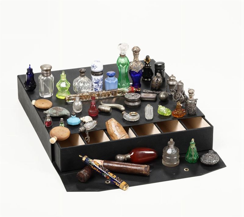 Scatola contenente scatoline portaprofumi, XX secolo  - Asta Arredi, Dipinti e Oggetti d'Arte - Cambi Casa d'Aste