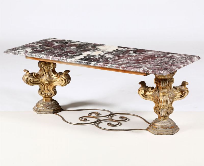 Tavolo in legno intagliato e dorato con piano in marmo, XIX secolo  - Asta Arredi, Dipinti e Oggetti d'Arte - Cambi Casa d'Aste