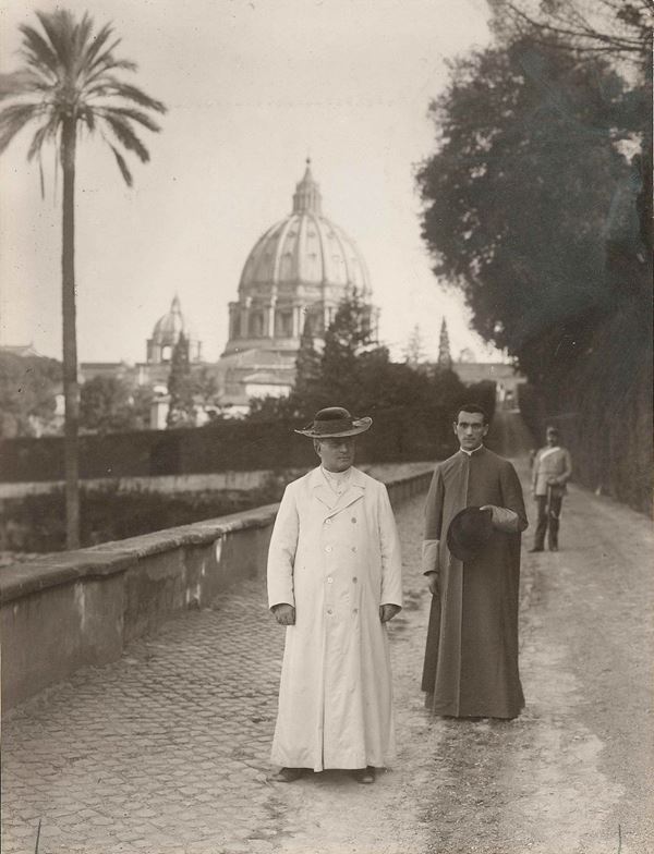 Anonimo Papa Pio XI (Achille Ratti) con Monsignor Carlo Confalonieri nei giardini Vaticani