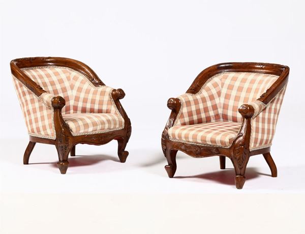 Modellini di coppia poltrone in legno di noce intagliato, XIX secolo