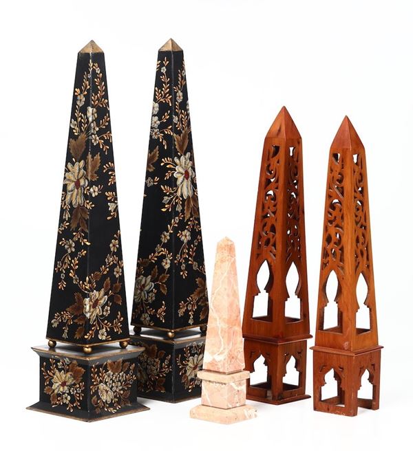 Gruppo di cinque obelischi in legno, metallo dipinto e marmo