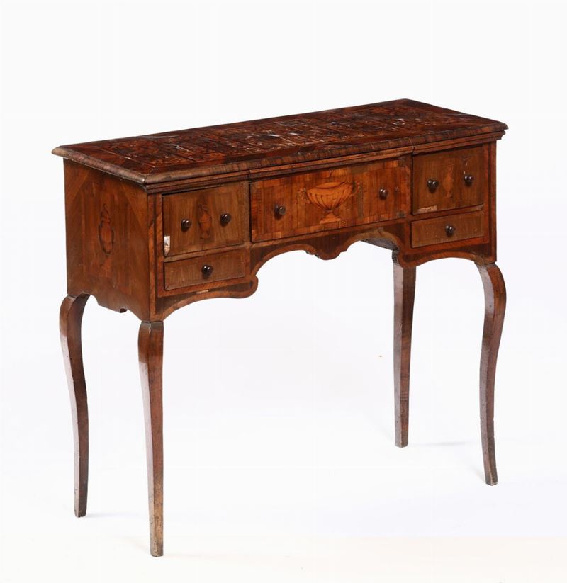Piccola scrivania lastronata ed intarsiata, XVIII secolo  - Auction Furnitures, Paintings and Works of Art - Cambi Casa d'Aste