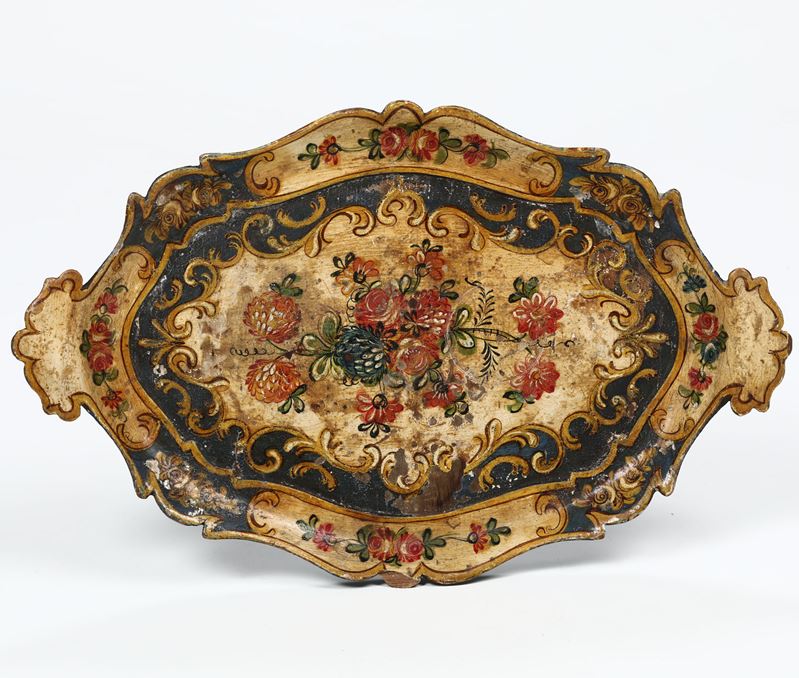 Vassoietto dipinto a motivi floreali, XVIII secolo  - Asta Arredi, Dipinti e Oggetti d'Arte - Cambi Casa d'Aste