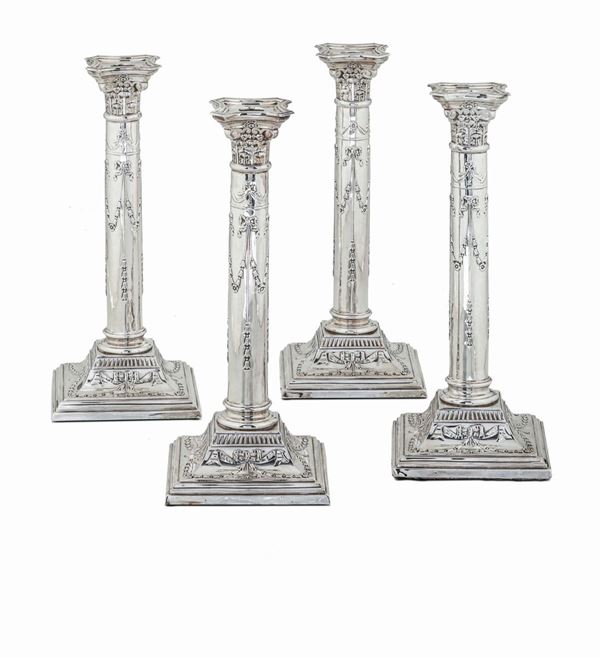 quattro candelieri in argento sterling in stile neoclassico corinzio. Bolli Londra 1795 (non pertinenti), Bolli dell’argentiere PS (non pertinenti) XIX - XX secolo