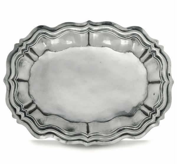 Raro piatto ovale in argento massiccio squisitamente realizzato a mano in stile settecentesco, 1890 circa, argentiere DL